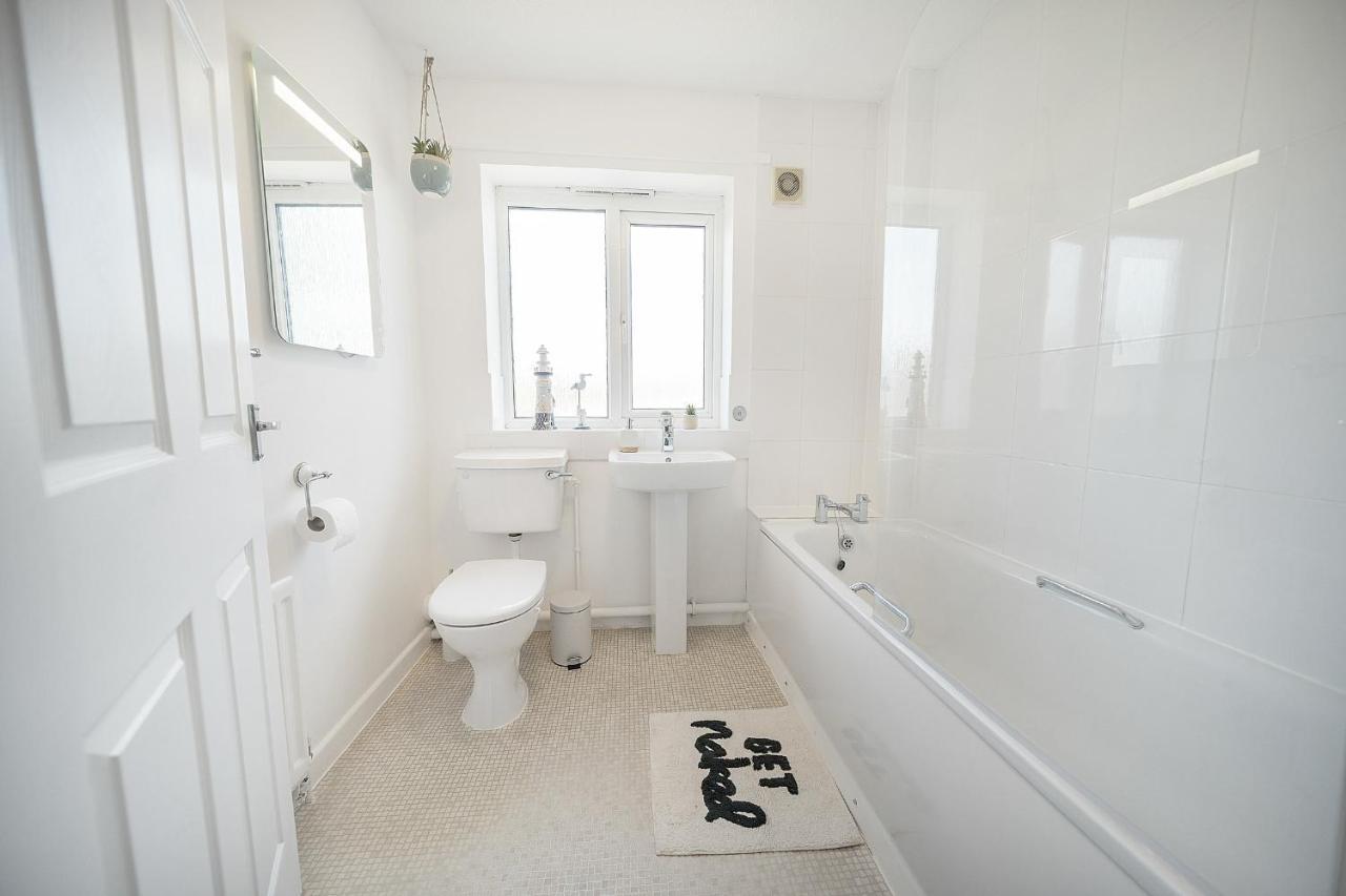 Stylish 3 Bed House, Large Garden, Parking, Wifi - Esho Stays Coventry Bagian luar foto