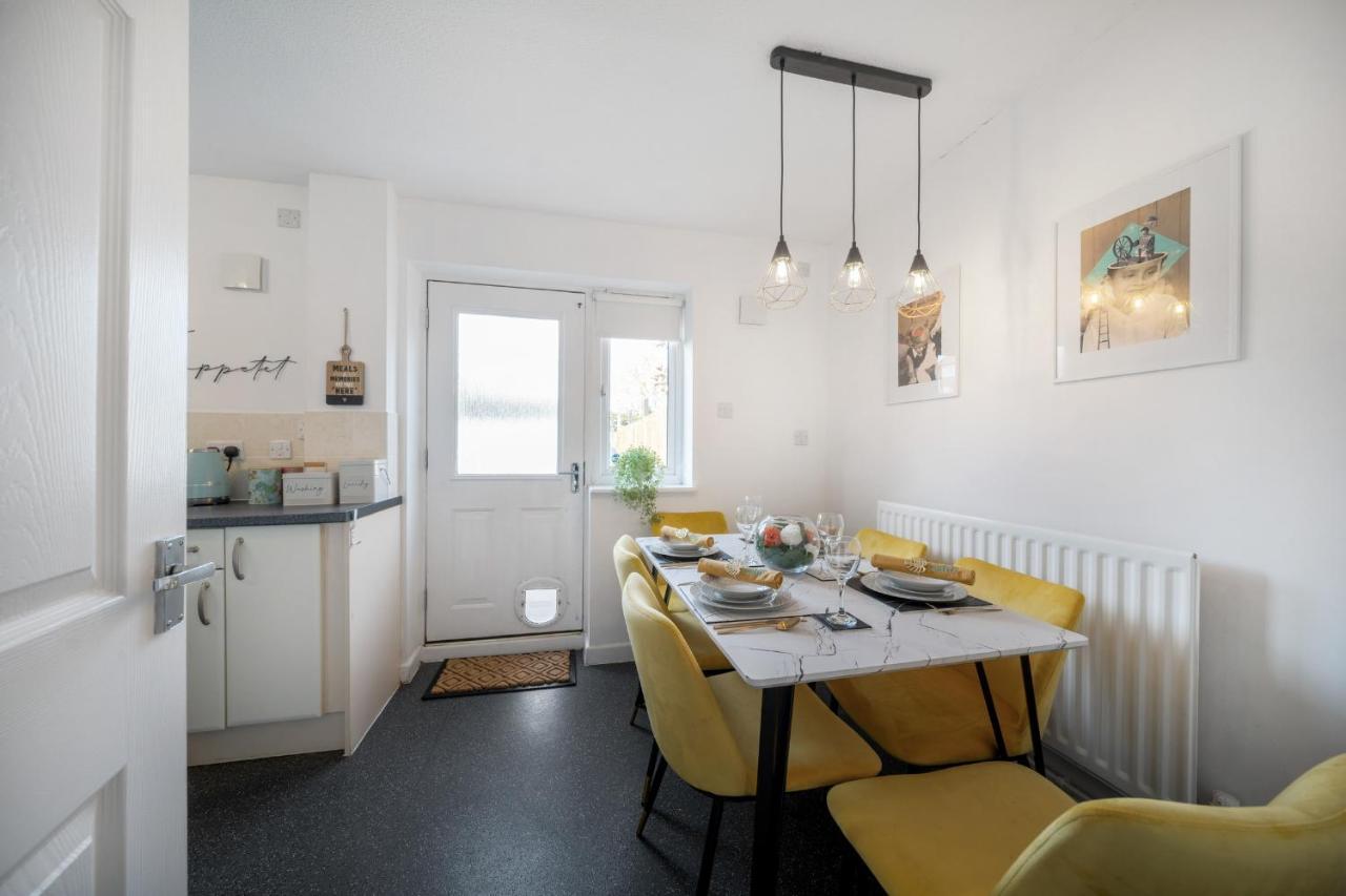 Stylish 3 Bed House, Large Garden, Parking, Wifi - Esho Stays Coventry Bagian luar foto
