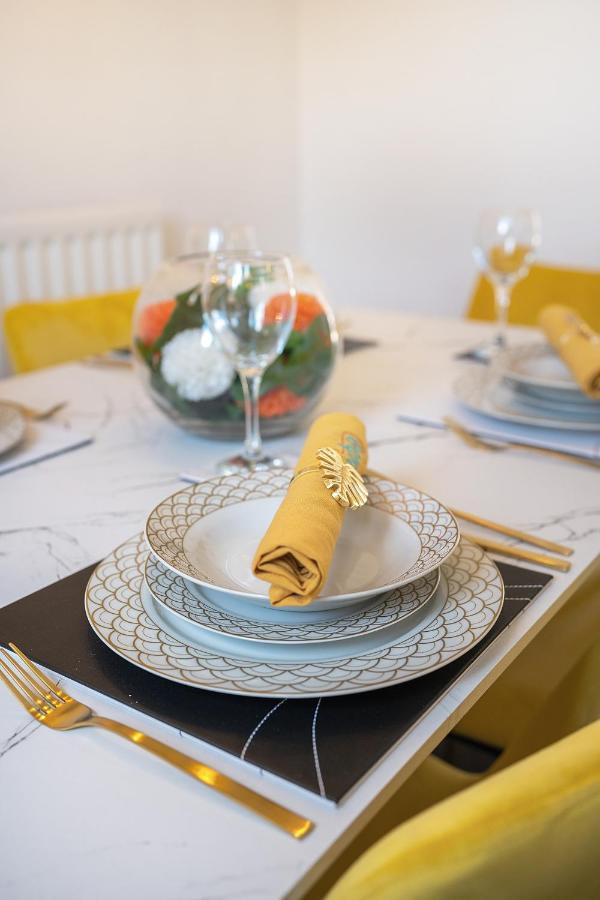 Stylish 3 Bed House, Large Garden, Parking, Wifi - Esho Stays Coventry Bagian luar foto