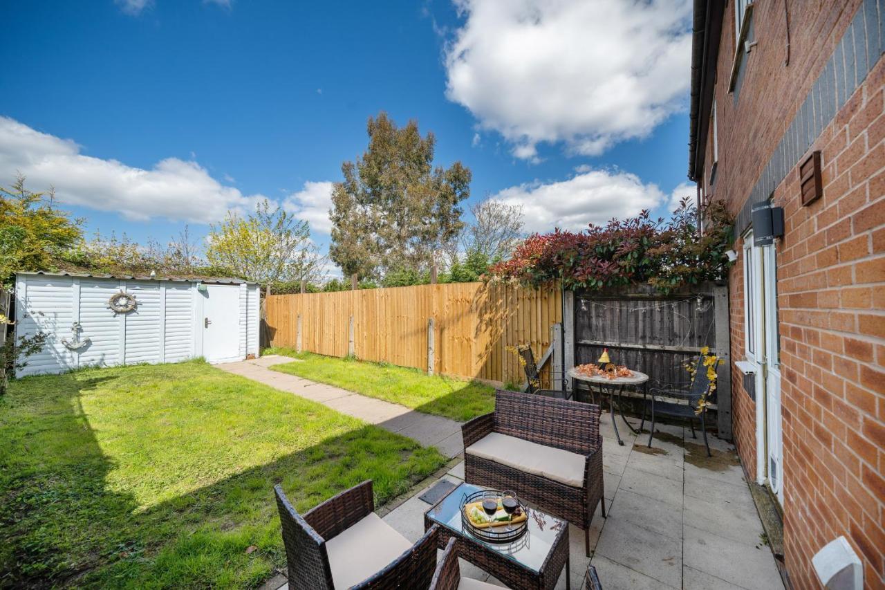 Stylish 3 Bed House, Large Garden, Parking, Wifi - Esho Stays Coventry Bagian luar foto
