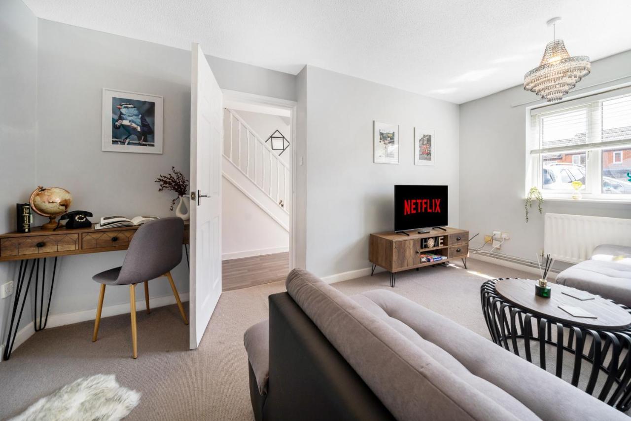 Stylish 3 Bed House, Large Garden, Parking, Wifi - Esho Stays Coventry Bagian luar foto